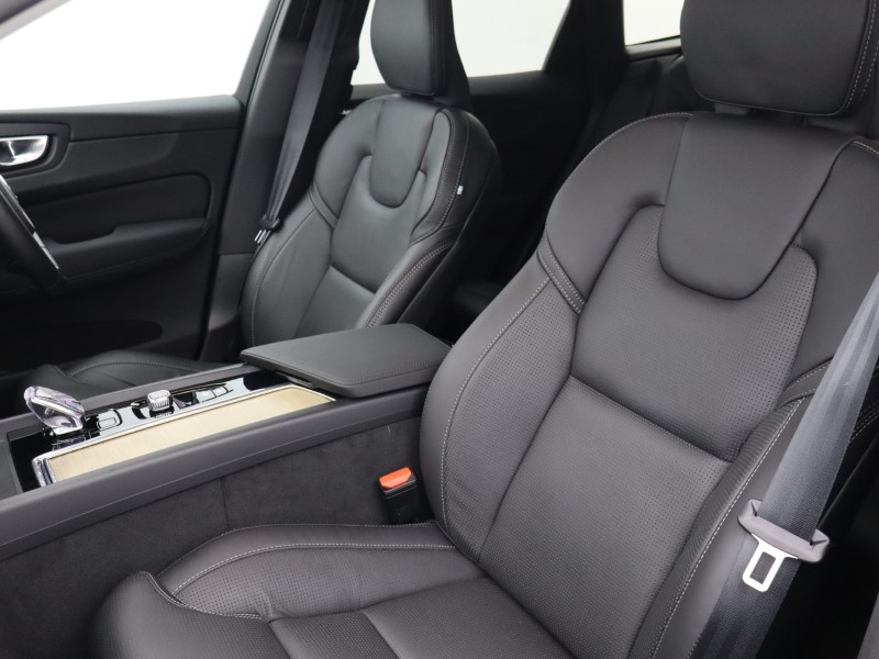 2025 (25) VOLVO XC60 2.0 B5P Ultra Dark 5dr AWD Geartronic 4899742