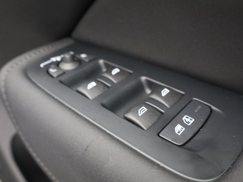 2025 (25) VOLVO XC60 2.0 B5P Ultra Dark 5dr AWD Geartronic 4899745