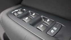 2025 (25) VOLVO XC60 2.0 B5P Ultra Dark 5dr AWD Geartronic 4899745