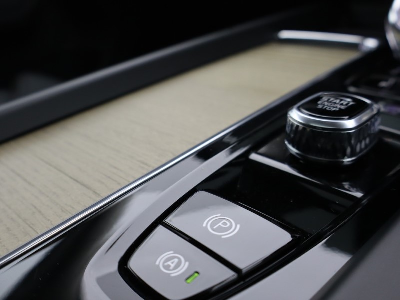 2025 (25) VOLVO XC60 2.0 B5P Ultra Dark 5dr AWD Geartronic 4899777