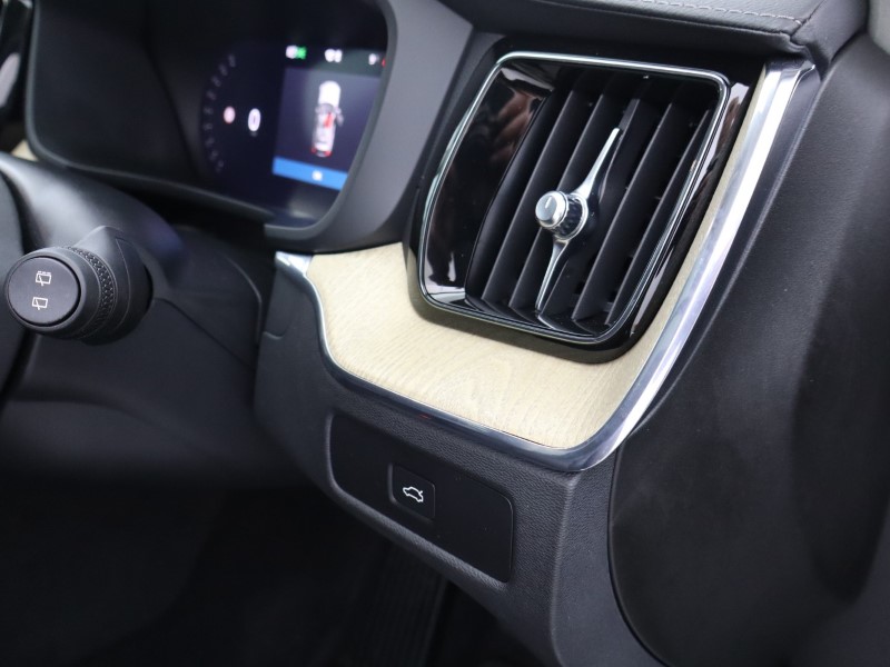 2025 (25) VOLVO XC60 2.0 B5P Ultra Dark 5dr AWD Geartronic 4899748