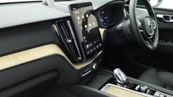 2025 (25) VOLVO XC60 2.0 B5P Ultra Dark 5dr AWD Geartronic 4899755