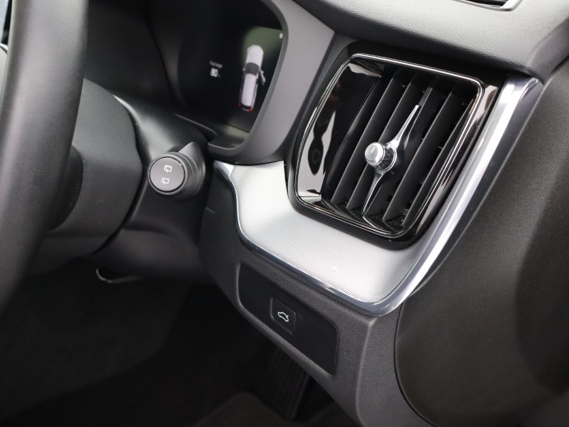 2022 (22) VOLVO XC60 2.0 B5P Plus Dark 5dr AWD Geartronic 4904228