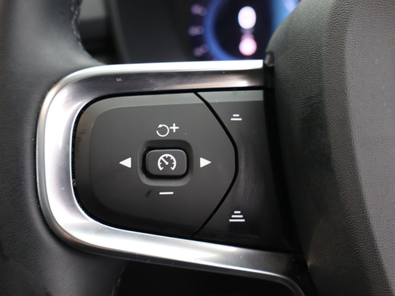 2023 (73) VOLVO XC40 2.0 B3P Ultimate Dark 5dr Auto 4906773