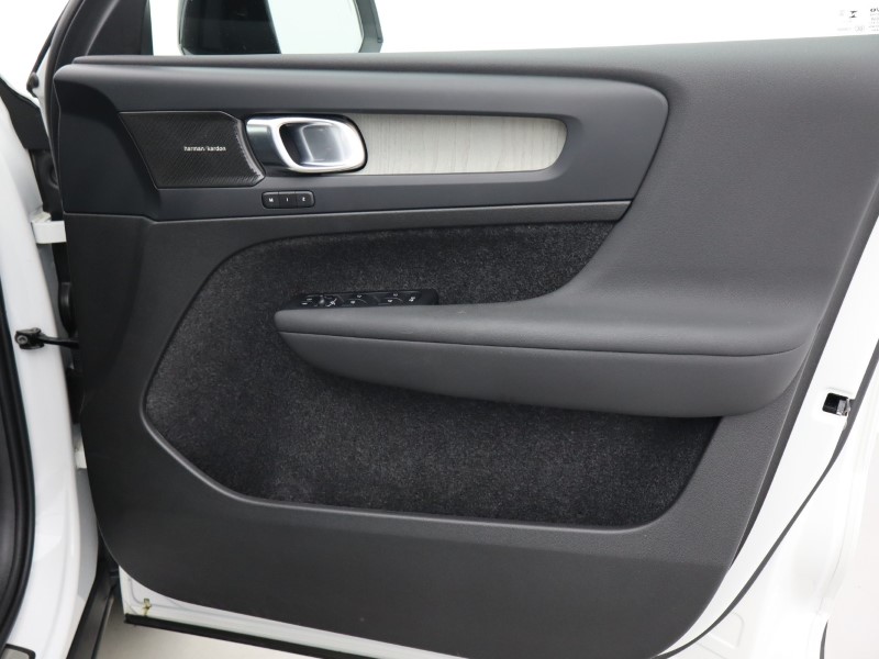 2023 (73) VOLVO XC40 2.0 B3P Ultimate Dark 5dr Auto 4906752