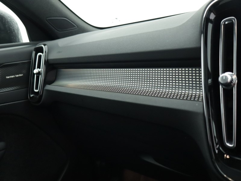 2023 (73) VOLVO XC40 2.0 B4P Ultimate Dark 5dr Auto 4933042