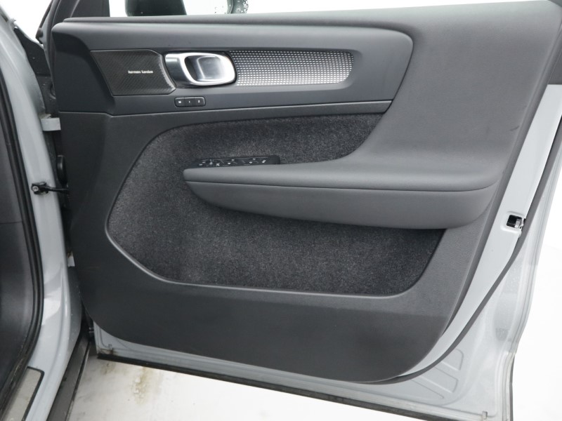 2023 (73) VOLVO XC40 2.0 B4P Ultimate Dark 5dr Auto 4933011