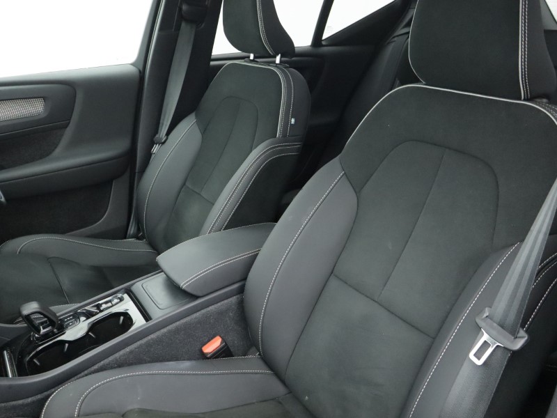 2023 (73) VOLVO XC40 2.0 B4P Ultimate Dark 5dr Auto 4933018