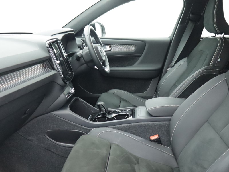 2023 (73) VOLVO XC40 2.0 B4P Ultimate Dark 5dr Auto 4933009