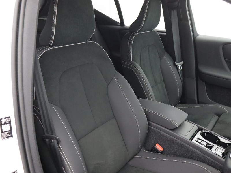 2025 (75) VOLVO XC40 2.0 B3P Plus Black Edition 5dr Auto 5635864