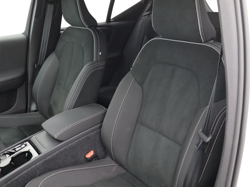 2025 (75) VOLVO XC40 2.0 B3P Plus Black Edition 5dr Auto 5635865