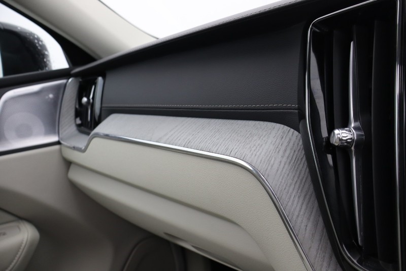 2025 (25) VOLVO XC60 2.0 T8 [455] PHEV Ultra Dark 5dr AWD Geartronic 5010285