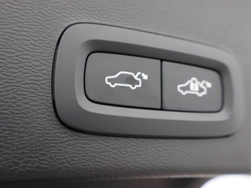 2026 (75) VOLVO XC40 2.0 B3P Plus Pro Dark 5dr Auto 5284466