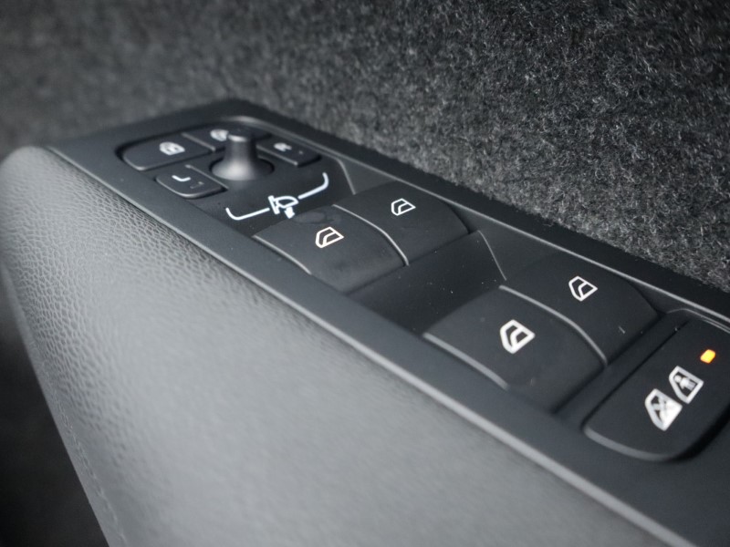 2026 (75) VOLVO XC40 2.0 B3P Plus Pro Dark 5dr Auto 5284474