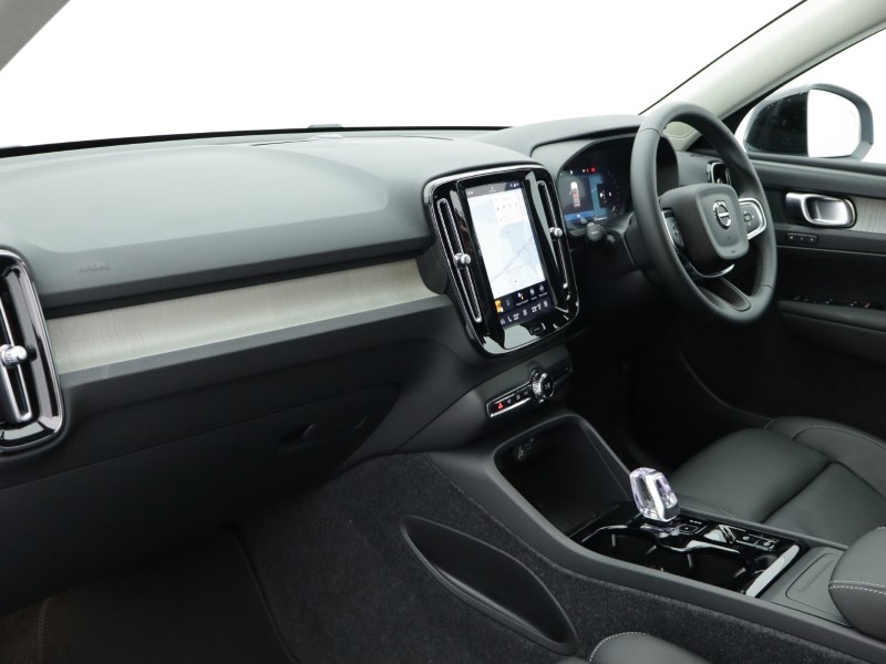2026 (75) VOLVO XC40 2.0 B3P Plus Pro Dark 5dr Auto 5284483