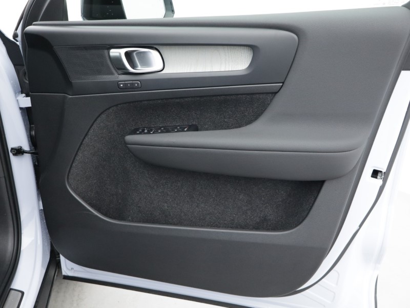 2026 (75) VOLVO XC40 2.0 B3P Plus Pro Dark 5dr Auto 5284472