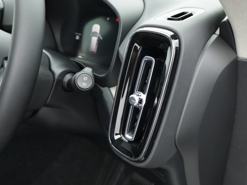 2026 (75) VOLVO XC40 2.0 B3P Plus Pro Dark 5dr Auto 5284232