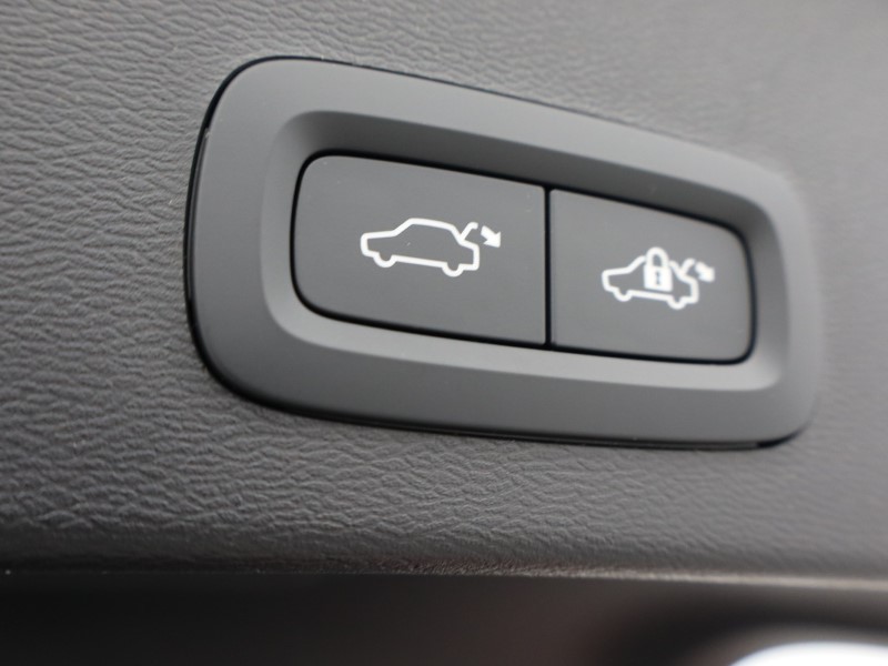 2026 (75) VOLVO XC40 2.0 B3P Plus Pro Dark 5dr Auto 5284221