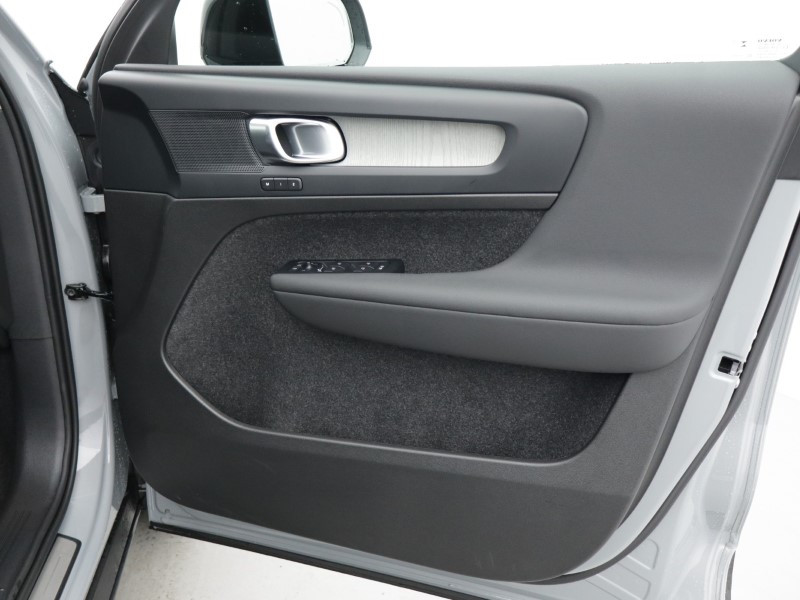 2026 (75) VOLVO XC40 2.0 B3P Plus Pro Dark 5dr Auto 5284227