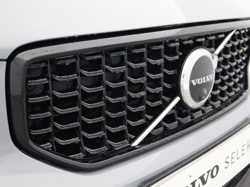 2026 (75) VOLVO XC40 2.0 B3P Plus Pro Dark 5dr Auto 5284212