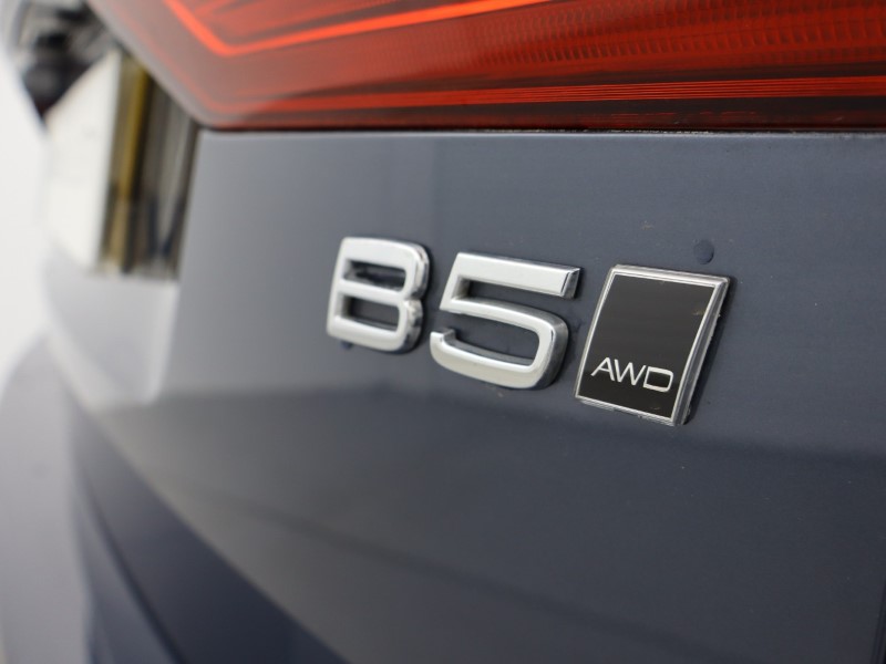 2023 (73) VOLVO XC60 2.0 B5P Plus Dark 5dr AWD Geartronic 5038408