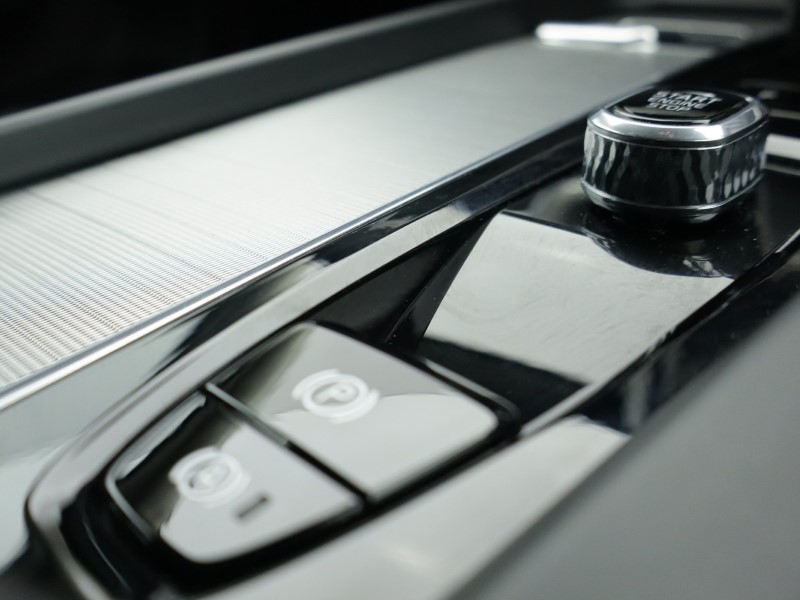 2023 (73) VOLVO XC60 2.0 B5P Plus Dark 5dr AWD Geartronic 5038449