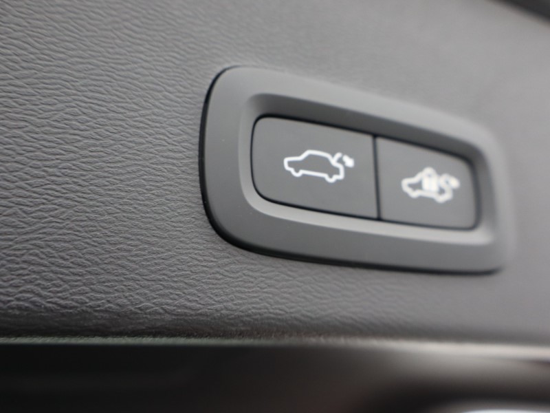 2024 (24) VOLVO XC40 2.0 B3P Plus Dark 5dr Auto 5049915