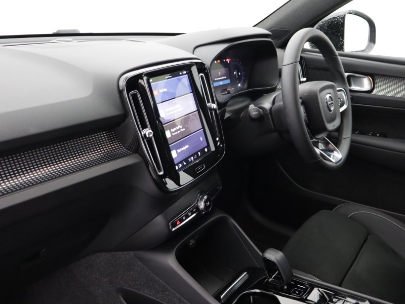 2024 (24) VOLVO XC40 2.0 B3P Plus Dark 5dr Auto 5049933