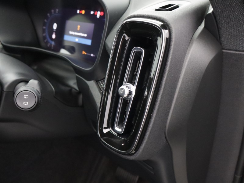 2024 (24) VOLVO XC40 2.0 B3P Plus Dark 5dr Auto 5049926