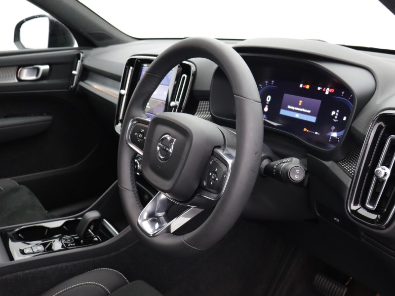 2024 (24) VOLVO XC40 2.0 B3P Plus Dark 5dr Auto 5049927