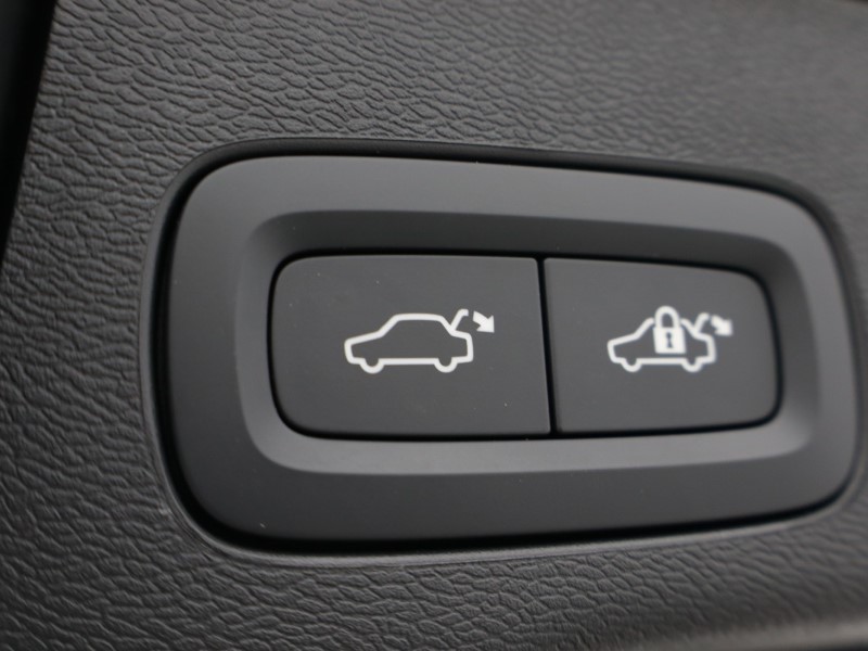 2025 (74) VOLVO XC60 2.0 B5P Plus Dark 5dr AWD Geartronic 5071365