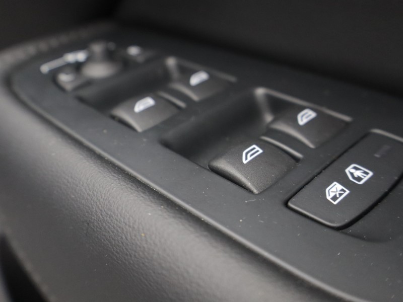 2025 (74) VOLVO XC60 2.0 B5P Plus Dark 5dr AWD Geartronic 5071368