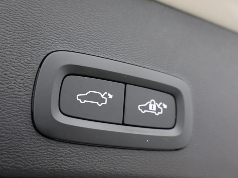 2022 (72) VOLVO XC40 2.0 B4P Ultimate Dark 5dr Auto 5185895