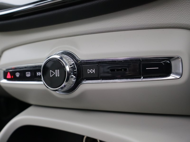 2022 (72) VOLVO XC40 2.0 B4P Ultimate Dark 5dr Auto 5185933