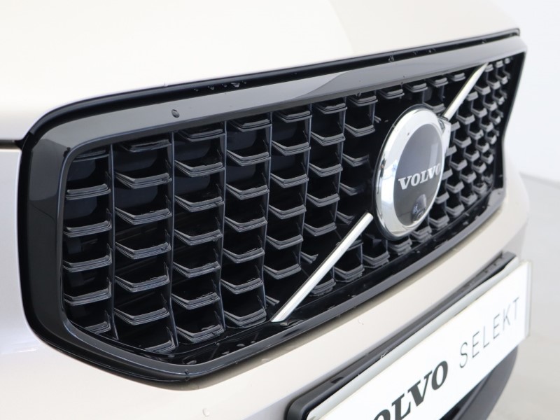 2022 (72) VOLVO XC40 2.0 B4P Ultimate Dark 5dr Auto 5185885