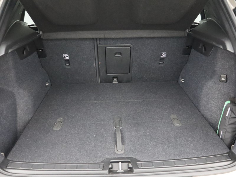 2022 (72) VOLVO XC40 2.0 B4P Ultimate Dark 5dr Auto 5185894