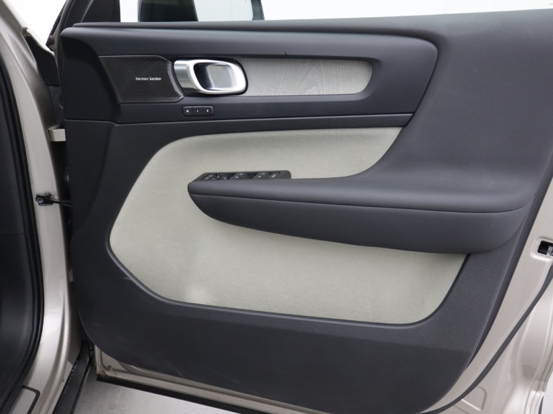 2022 (72) VOLVO XC40 2.0 B4P Ultimate Dark 5dr Auto 5185903