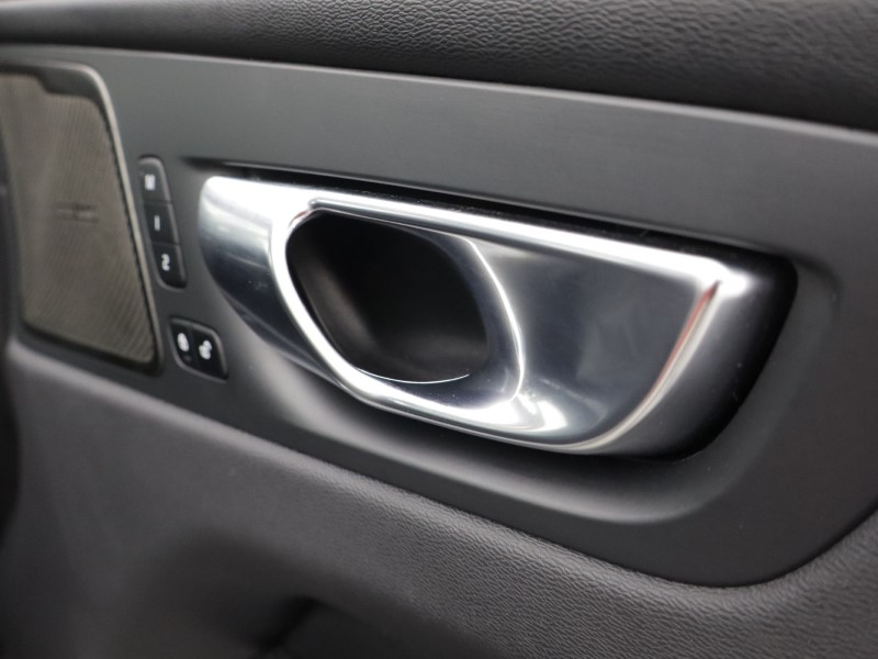 2025 (74) VOLVO XC60 2.0 B5P Plus Dark 5dr AWD Geartronic 5091896