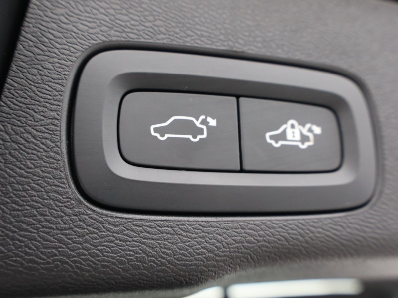 2025 (74) VOLVO XC60 2.0 B5P Plus Dark 5dr AWD Geartronic 5091890