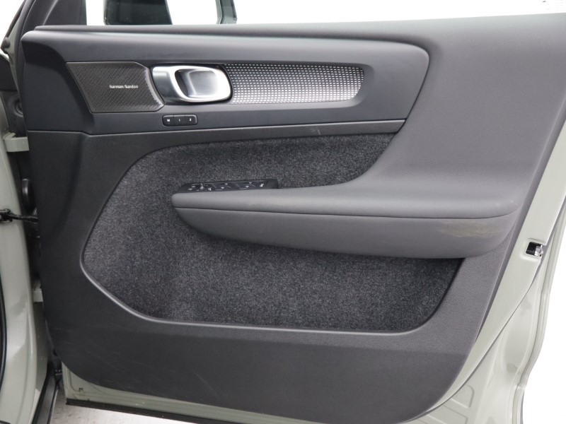 2025 (74) VOLVO XC40 2.0 B3P Ultra Dark 5dr Auto 5121027