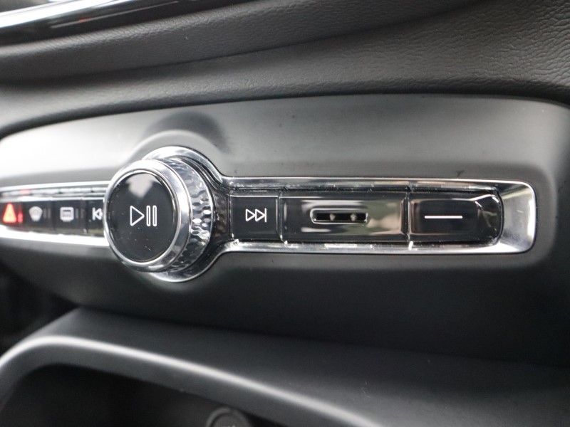 2025 (74) VOLVO XC40 2.0 B3P Ultra Dark 5dr Auto 5121053