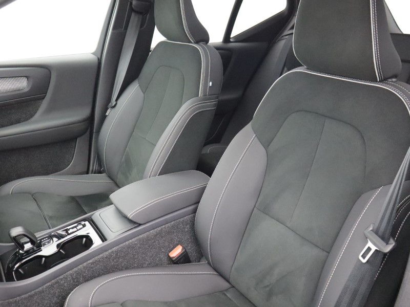 2025 (74) VOLVO XC40 2.0 B3P Ultra Dark 5dr Auto 5121024