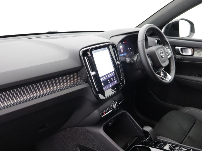 2025 (74) VOLVO XC40 2.0 B3P Ultra Dark 5dr Auto 5121026