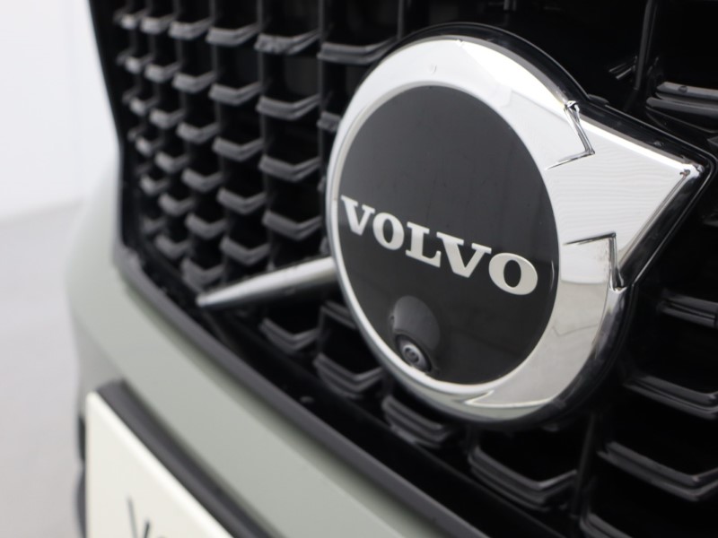 2025 (74) VOLVO XC40 2.0 B3P Ultra Dark 5dr Auto 5121009