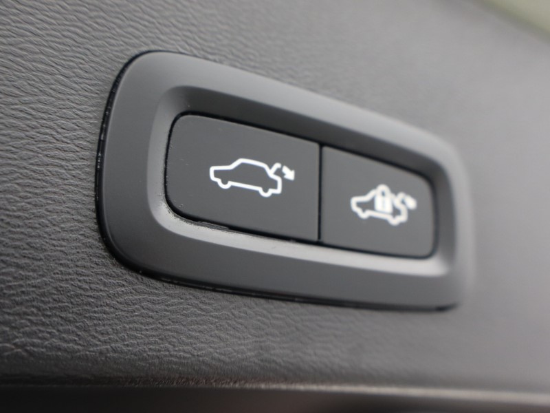 2025 (74) VOLVO XC40 2.0 B3P Ultra Dark 5dr Auto 5121016