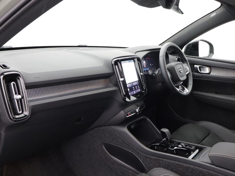 2025 (74) VOLVO XC40 2.0 B3P Ultra Dark 5dr Auto 5121025