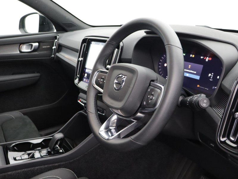 2025 (74) VOLVO XC40 2.0 B3P Ultra Dark 5dr Auto 5121032