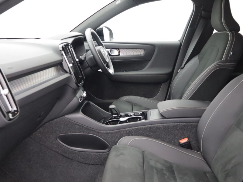 2025 (74) VOLVO XC40 2.0 B3P Ultra Dark 5dr Auto 5121020
