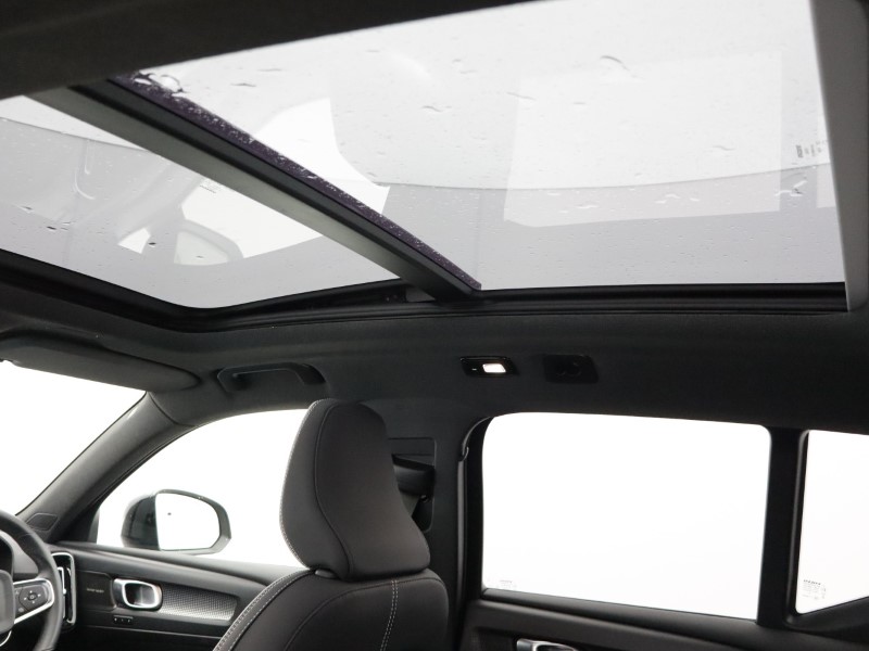 2025 (74) VOLVO XC40 2.0 B3P Ultra Dark 5dr Auto 5121022