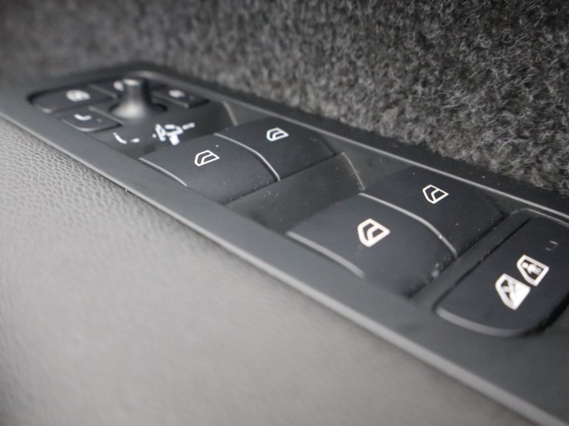 2025 (74) VOLVO XC40 2.0 B3P Ultra Dark 5dr Auto 5121029